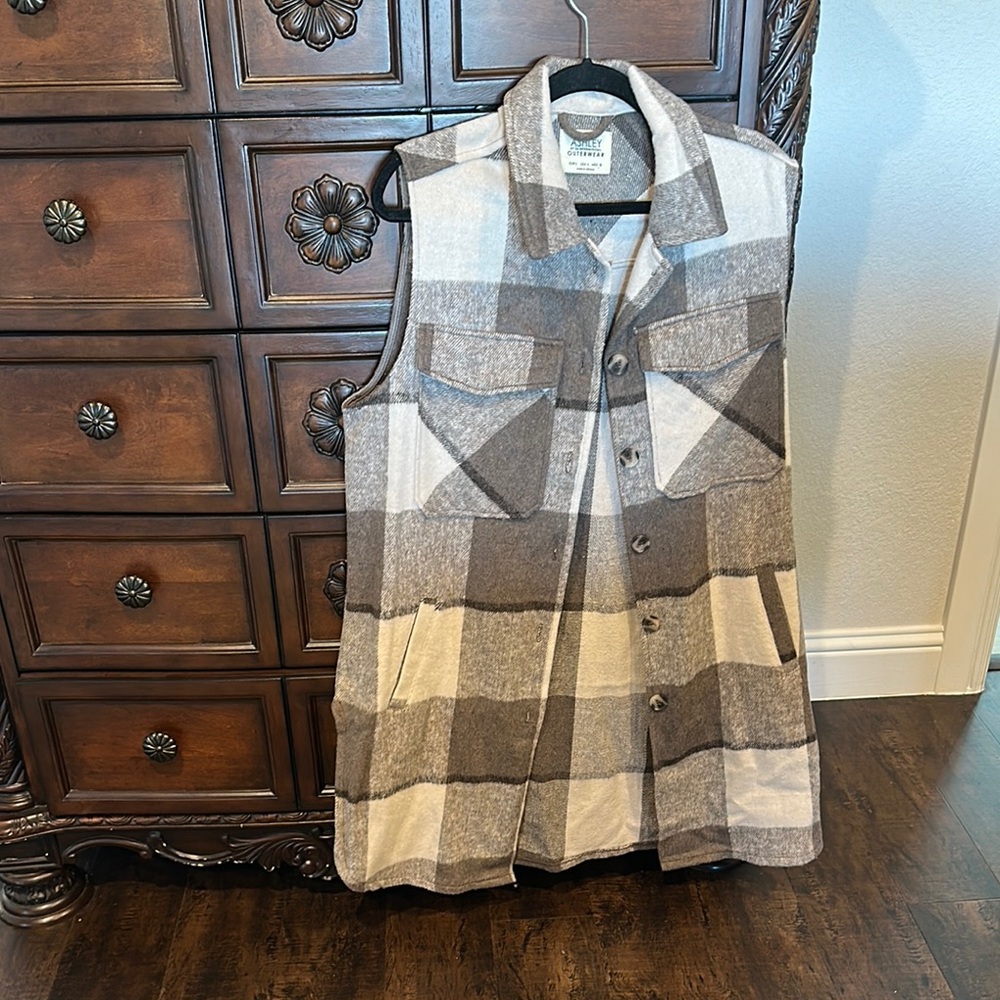 Plaid Sleeveless Vest in Gray and Cream